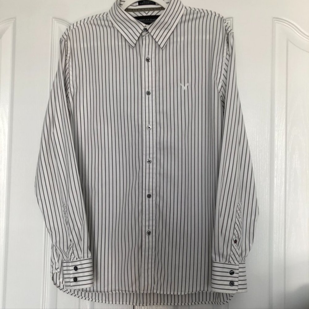 AEO - LIKE NEW - PIN STRIPED BUTTON DOWN SZ L